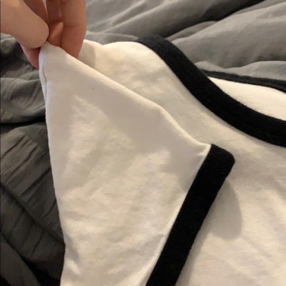 Basic white tee with black trim • - Picture 2 of 4